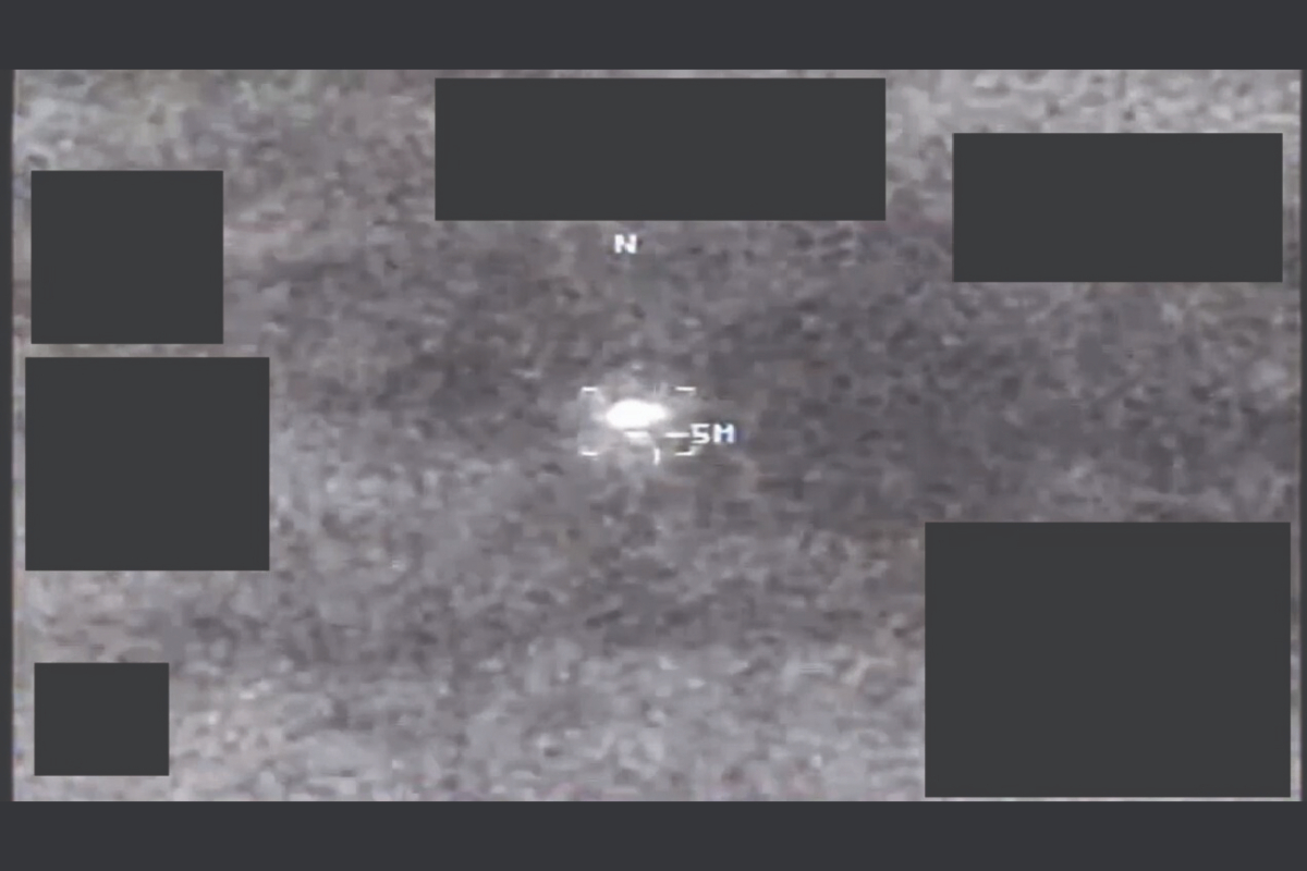 Es probable que las imágenes provengan de un sensor infrarrojo a bordo de una plataforma militar estadounidense que operaba dentro del área de responsabilidad del Comando Central de los Estados Unidos en 2021. Un usuario subió este video a una red clasificada en junio de 2024. Fuente: Departamento de Guerra