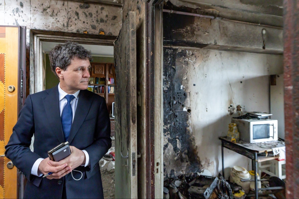 El presidente de Rumania, Nicusor Dan, visitó el edificio atacado a la mañana siguiente. Fuente: X @NicusorDanRO