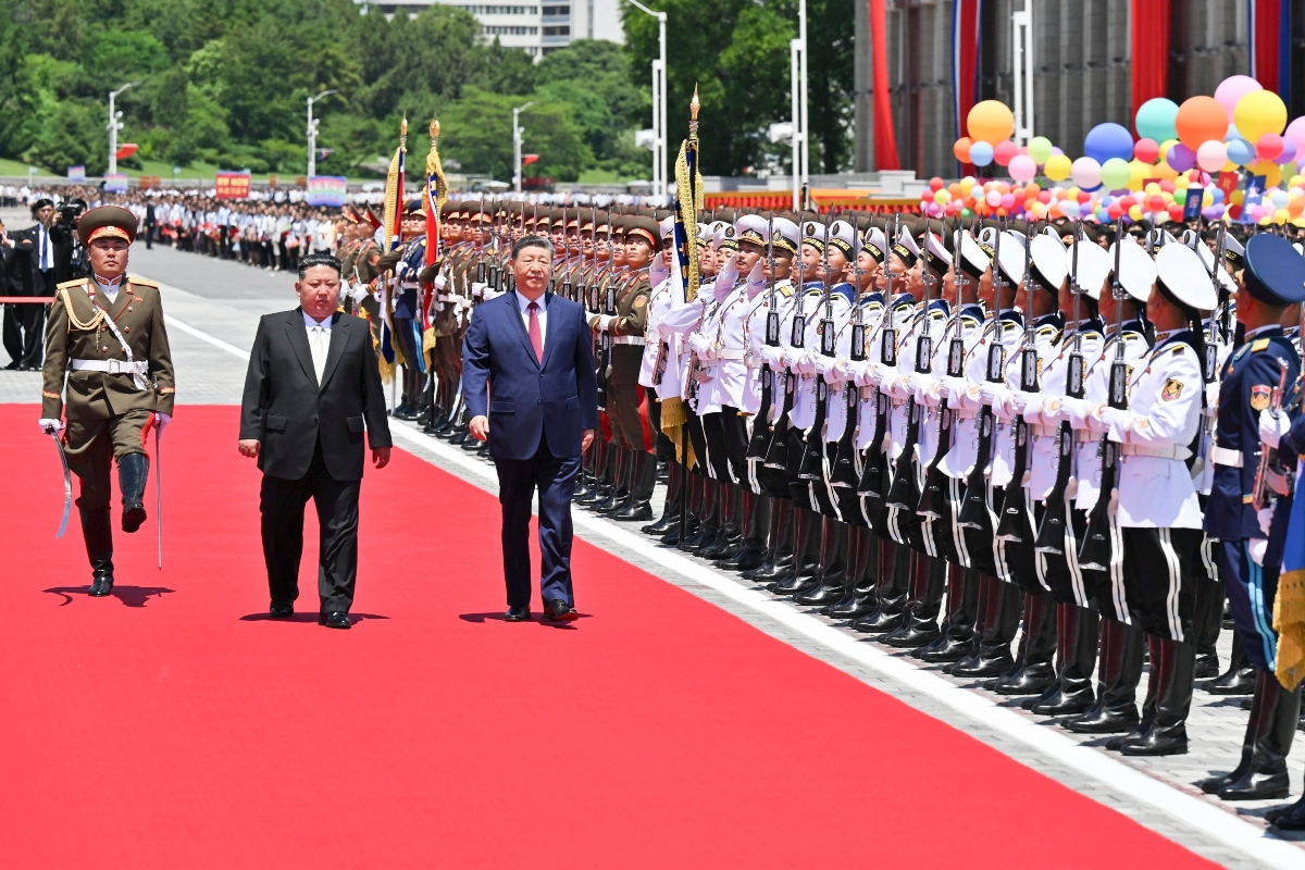 Xi fue recibido entre cañonazos y desfiles militares en la Plaza Kim II Sung en Pyonyang mientras los espectadores soltaban globos y coreaban consignas. Muchos de ellos sostenían retratos de los dos líderes, según informó la agencia de noticias Xinhua. Fuente: X @xie_wanjun