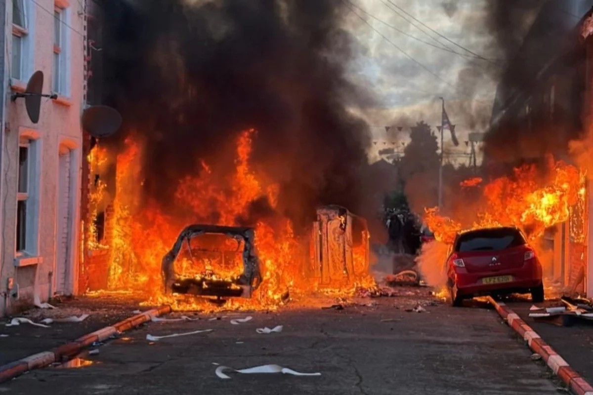 Imágenes de los disturbios en Belfast, Irlanda del Norte. Luego de que un refugiado sudanés atacara a un hombre con un cuchillo, cientos de manifestantes comenzaron a atacar casas y autos de migrantes e incluso no migrantes.