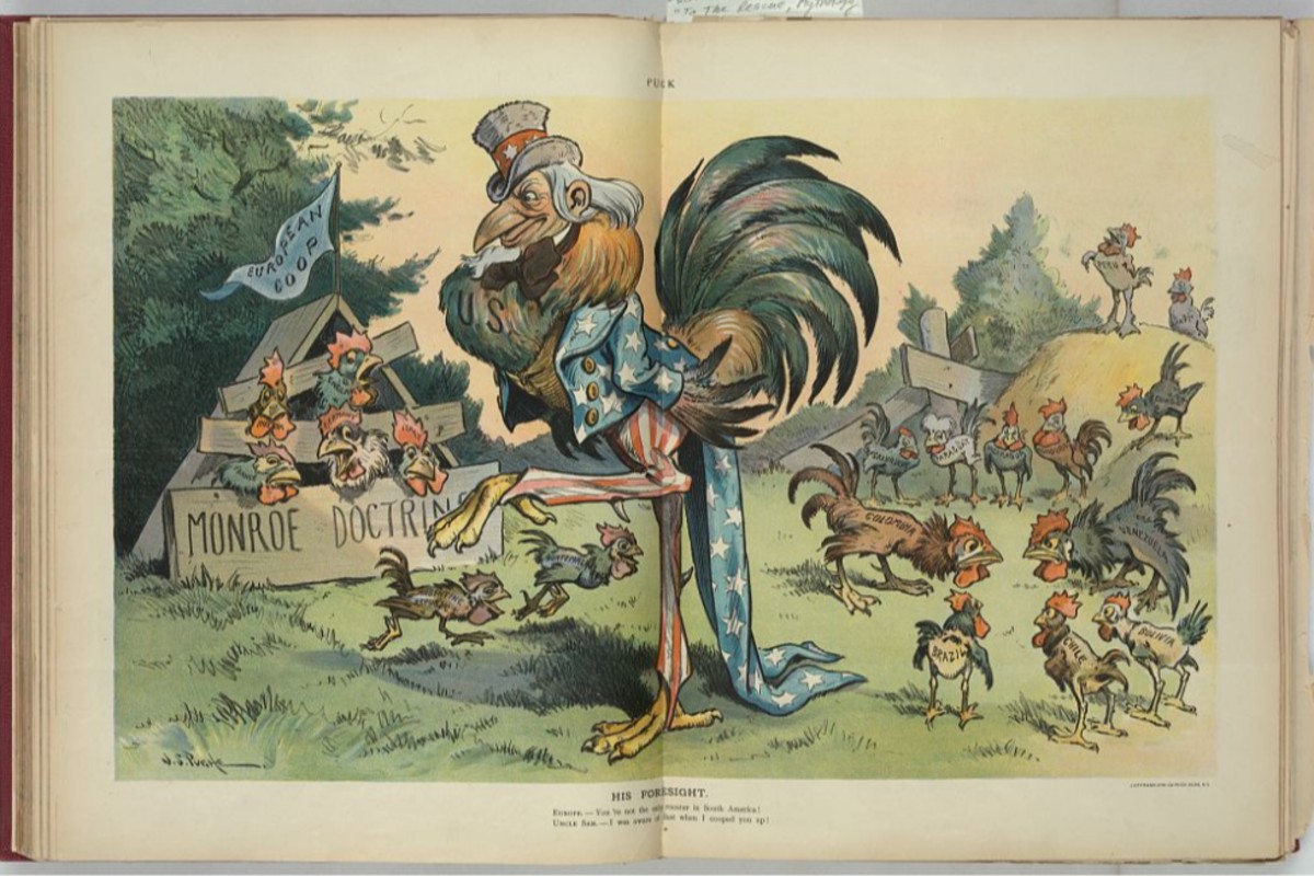 La ilustración muestra al tío Sam como un gallo grande de pie entre varios polluelos pequeños que andan sueltos, etiquetados como "República Argentina, Guatemala, Brasil, Colombia, Chile, Bolivia, Venezuela, Ecuador, Honduras, Nicaragua, Paraguay, El Salvador, Perú y Haití". Mientras que en la izquierda aparecen confinados en un "Gallinero Europeo" etiquetado como "Doctrina Monroe" con cinco gallos etiquetados como "Rusia, Inglaterra, Francia, Alemania e Italia". Fuente: Librería del Congreso de EEUU