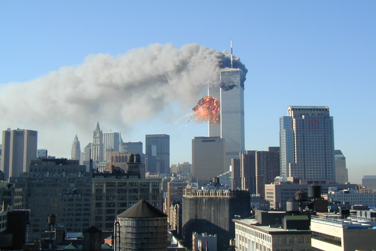 Los ataques del 9/11 cambiaron la política exterior de Estados Unidos al pasar del aislamiento a la "Guerra contra el Terror". El país adoptó acciones preventivas, intervino en Medio Oriente e inició guerras prolongadas para evitar nuevas amenazas. Esto afectó las relaciones globales y la seguridad nacional.