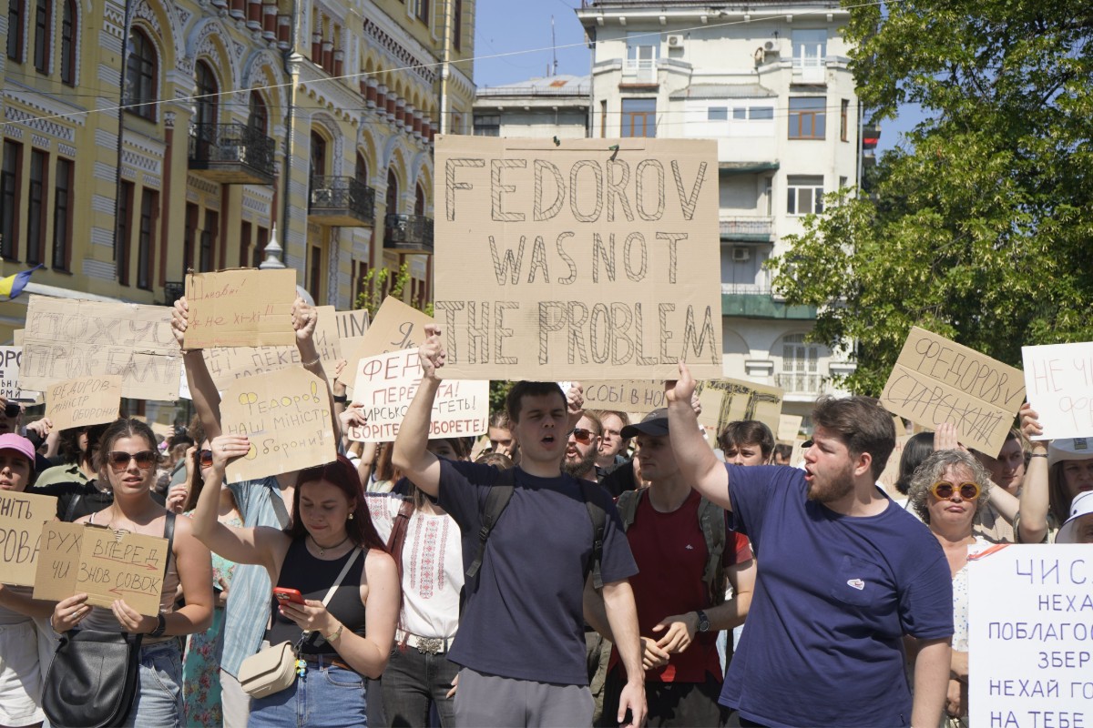 Cientos de personas se congregaron frente a la Presidencia en el centro de Kiev en apoyo a Fedorov. Fuente: X @GlushkoDenys