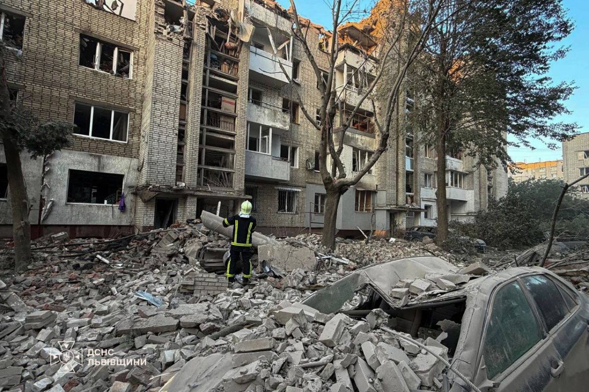 Imagen del ataque con misiles rusos en Radushne, en la región de Dnipro, en el cual murió una madre y tres niños. Otros dos niños fueron rescatados con vida de entre los escombros, aseguró Zelensky en X. Fuente: X @ZelenskyyUa