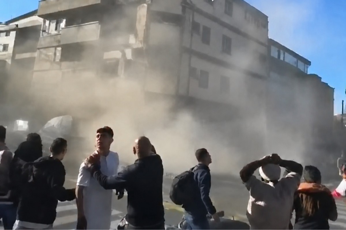 Derrumbe de un edificio de 3 pisos tras el terremoto de magnitud 7,4 en Pereira, Colombia.