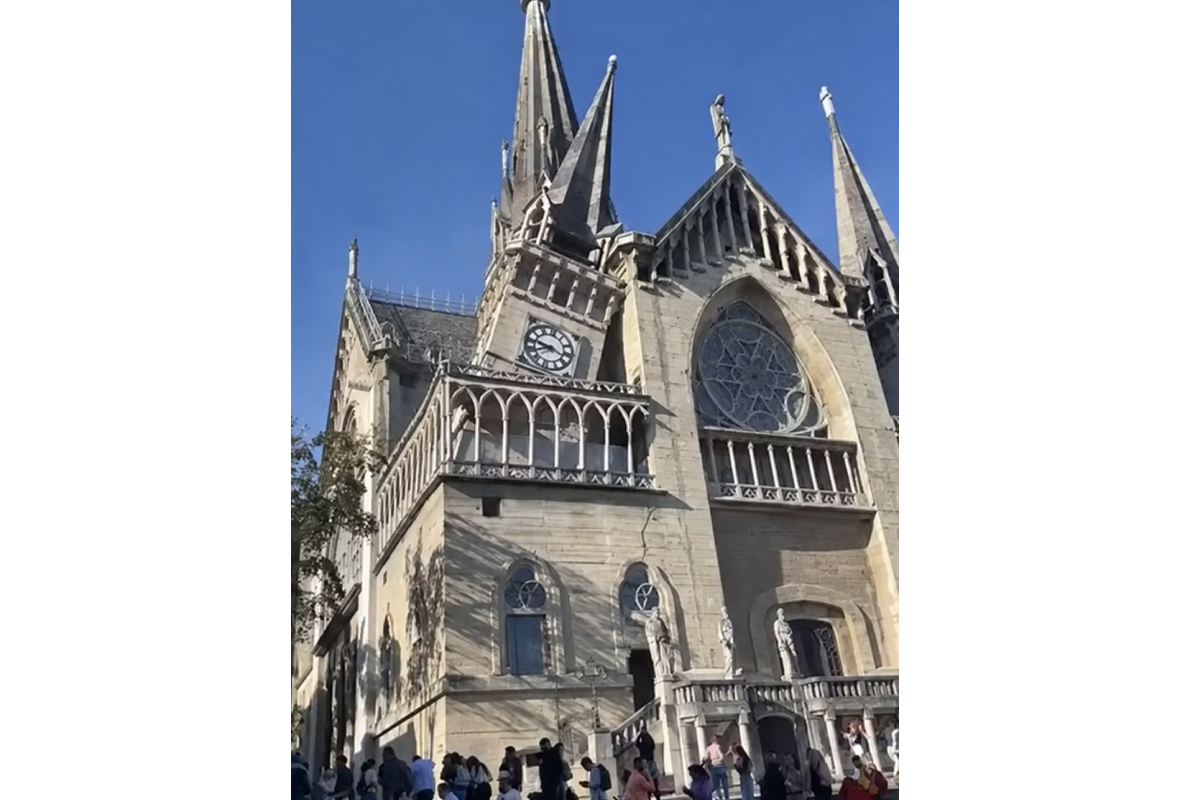 La Catedral Basílica de Nuestra Señora del Rosario en Manizales sufrió daños estructurales, provocando la caída de una de sus torres.