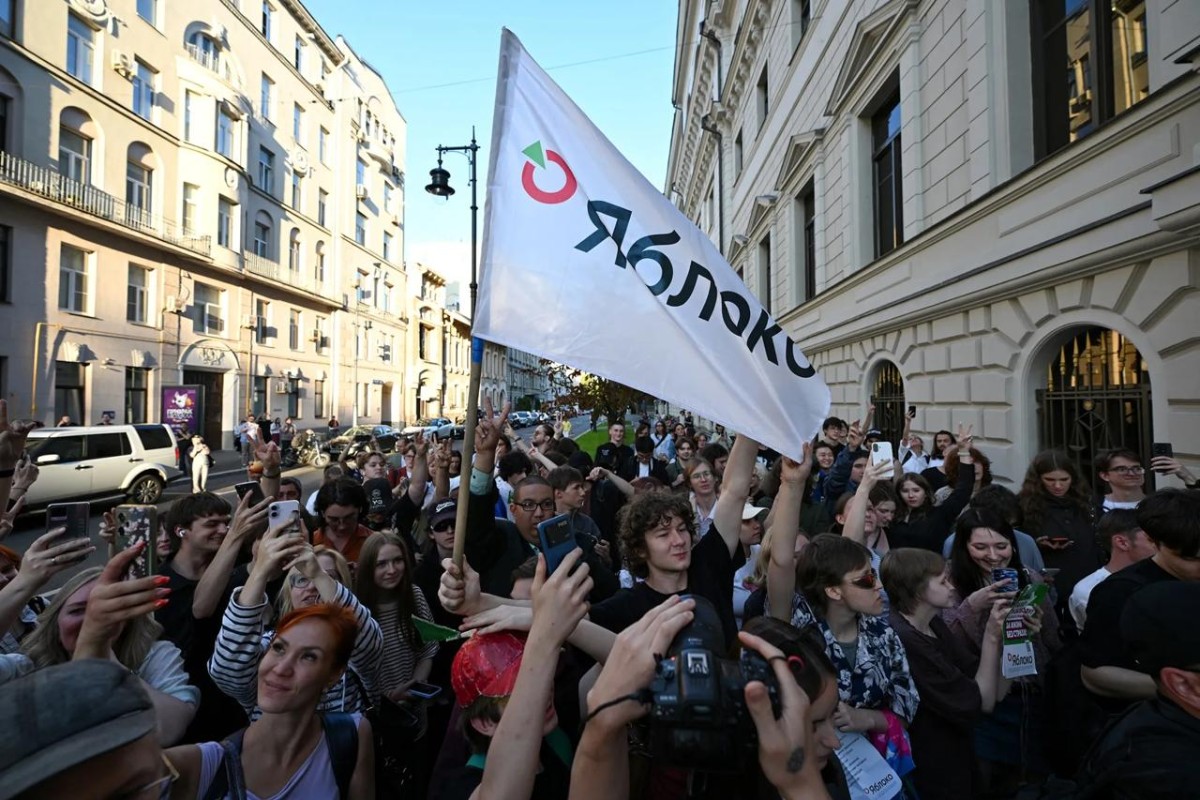 Manifestantes con la bandera de Yábloko ante el Tribunal Supremo. Fuente: X @AndreaLucidi