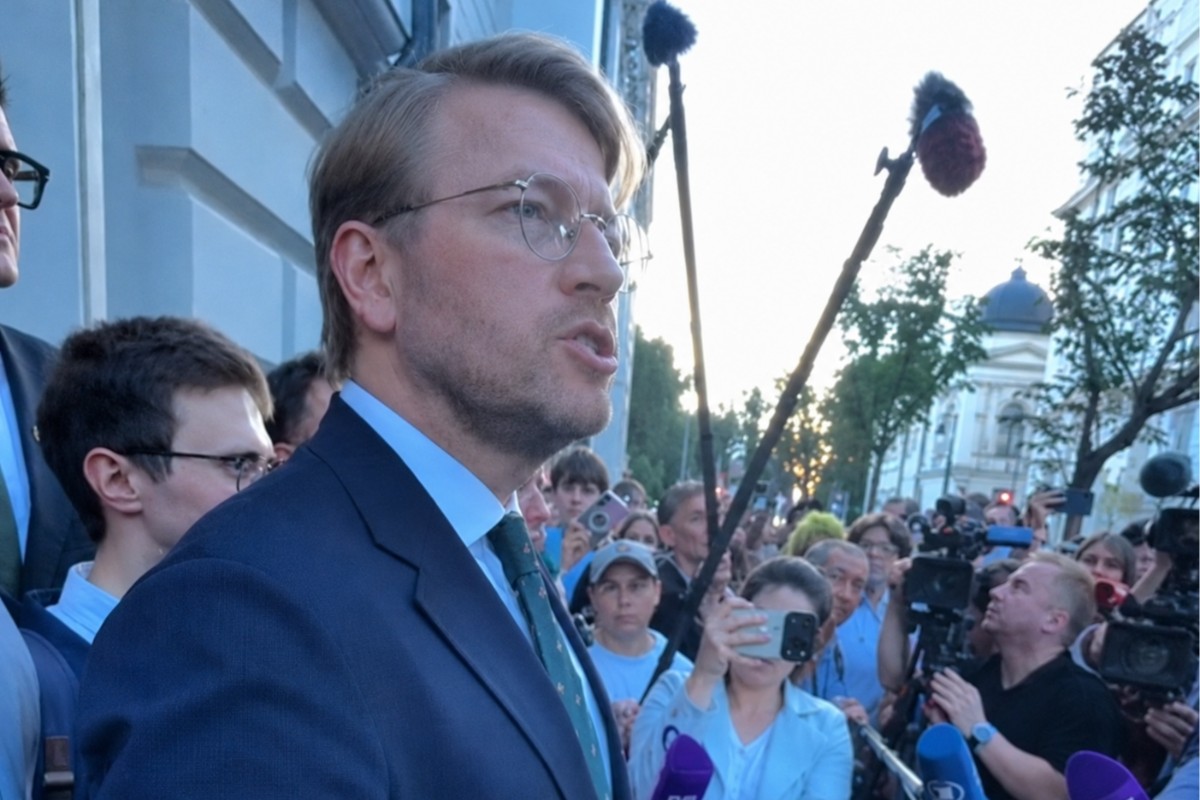 Nikolái Ribakov hablando a la salida del Tribunal Supremo. "Con estas acciones, las autoridades están apoyando a quienes están llevando al país hacia la catástrofe", declaró. Fuente: X @yabloko