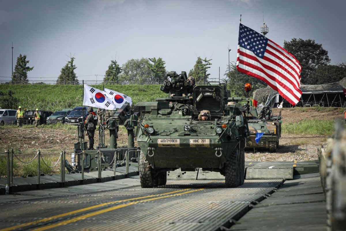 Ulchi Freedom Shield (UFS) es un ejercicio militar combinado anual a gran escala realizado por Estados Unidos y Corea del Sur. Está diseñado para fortalecer la postura de defensa conjunta, mejorar la interoperabilidad de las tropas y simular respuestas ante posibles escenarios de guerra, ataques cibernéticos y amenazas de armas de destrucción masiva por parte de Corea del Norte. Fuente: US Army