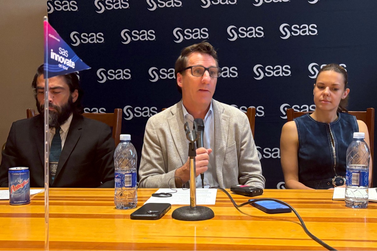 Thomas Roehm (centro) y Kristi Boyd (derecha)
