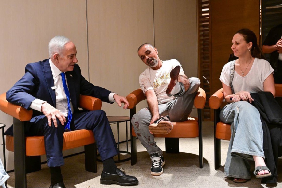 Netanyahu en el aeropuerto Ben Gurion en Tel Aviv junto a Yaniv Hayun, uno de los pasajeros que intervino para neutralizar el incidente. Fuente: Oficina del Primer Ministro de Israel