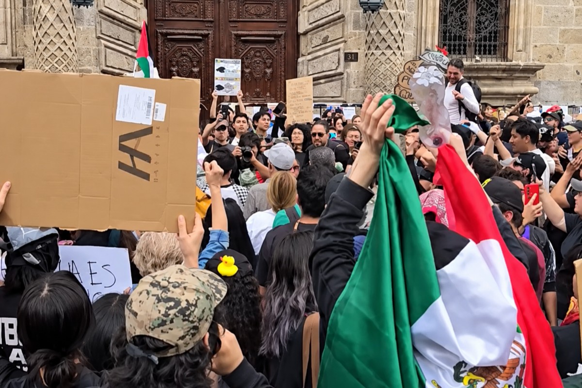 Manifestantes en las puertas del Palacio del Gobierno, 18 de octubre.