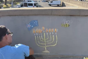 X @VoteLewko (Menorá, agujero de bala. Puente de Bondi Beach)